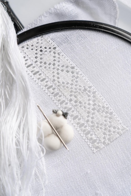 Kolorowy haft na lnianej tkaninie